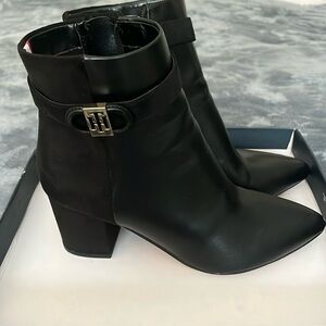 Black Tommy Hilfinger shoes size 7 barely worn